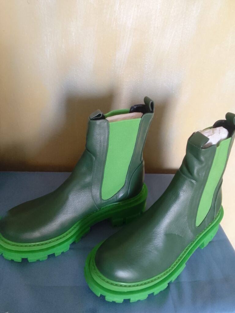 Pair of Green Chelsea-Style Boots, US 6 ()