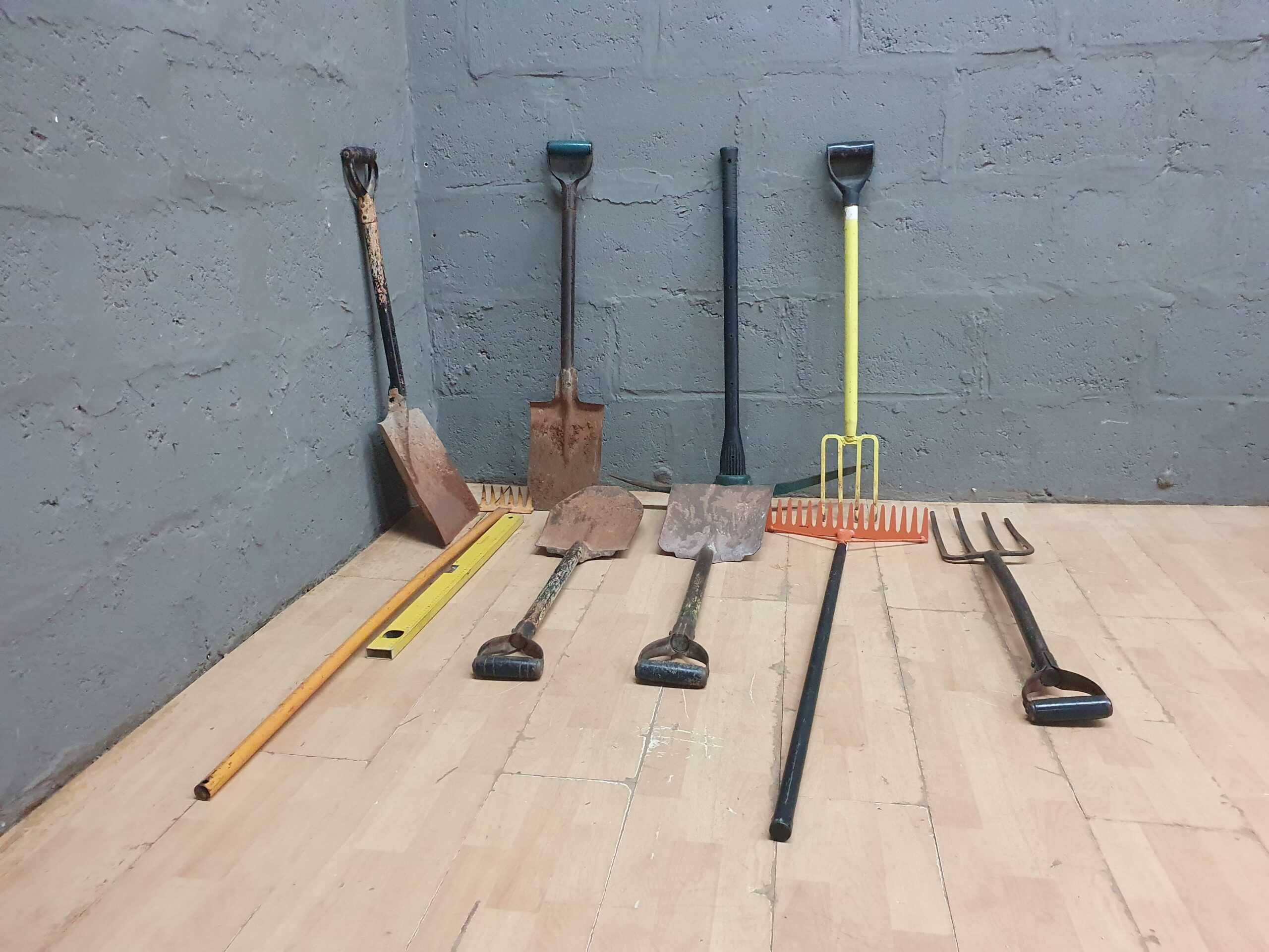 Mixed Lot of Assorted Garden Hand Tools (Approx. 11 Pieces)