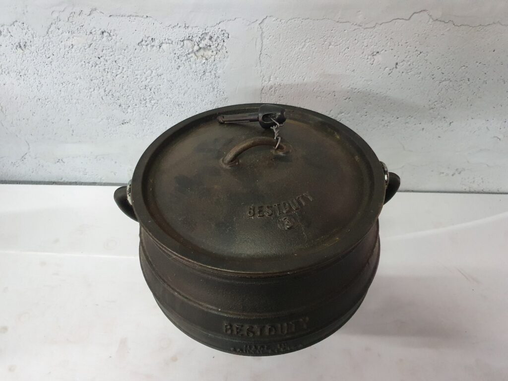 Three-legged cast iron pot with lid (BESTDUTY) — vintage cooking pot, used
