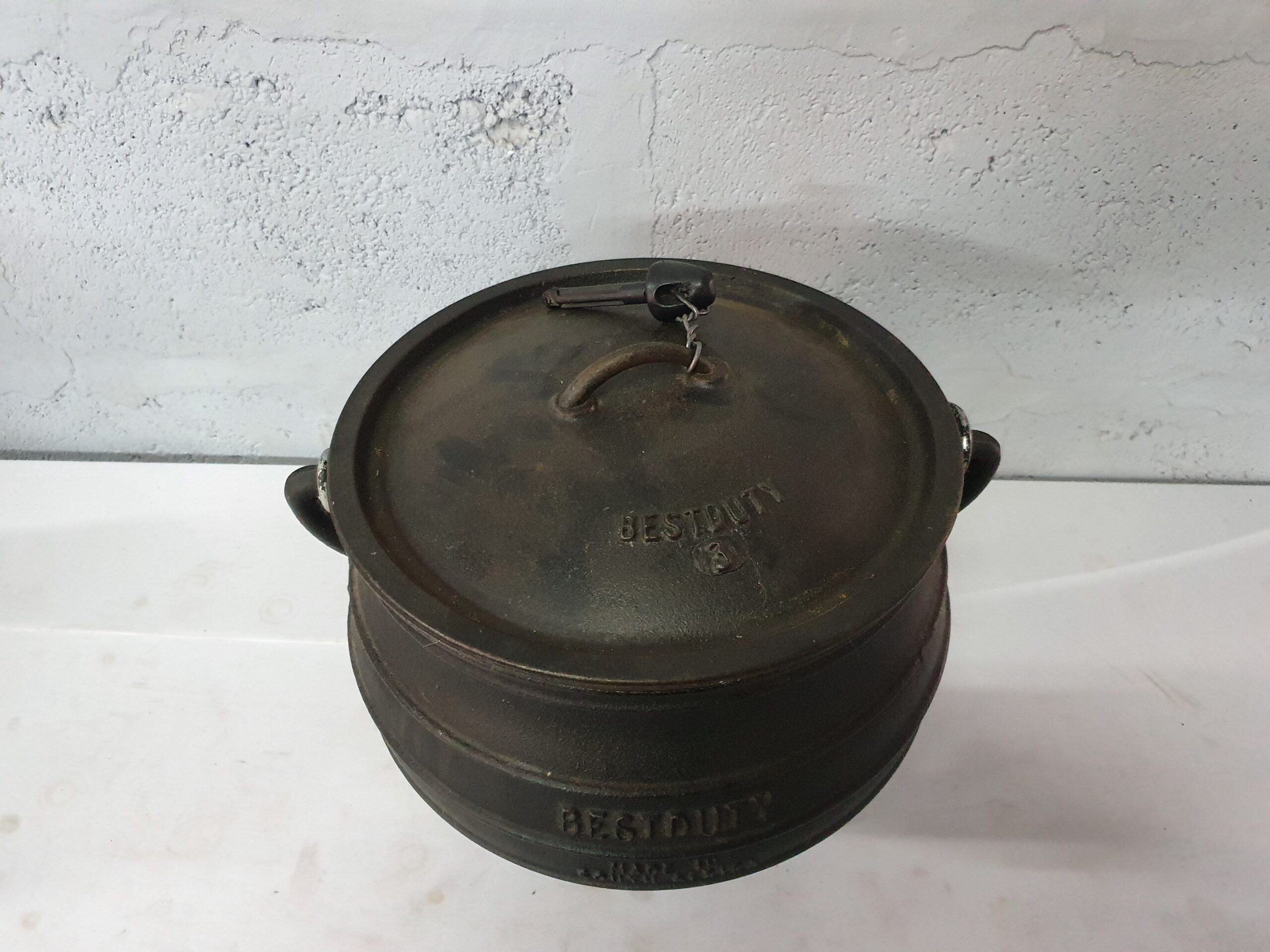 Three-legged cast iron pot with lid (BESTDUTY) — vintage cooking pot, used