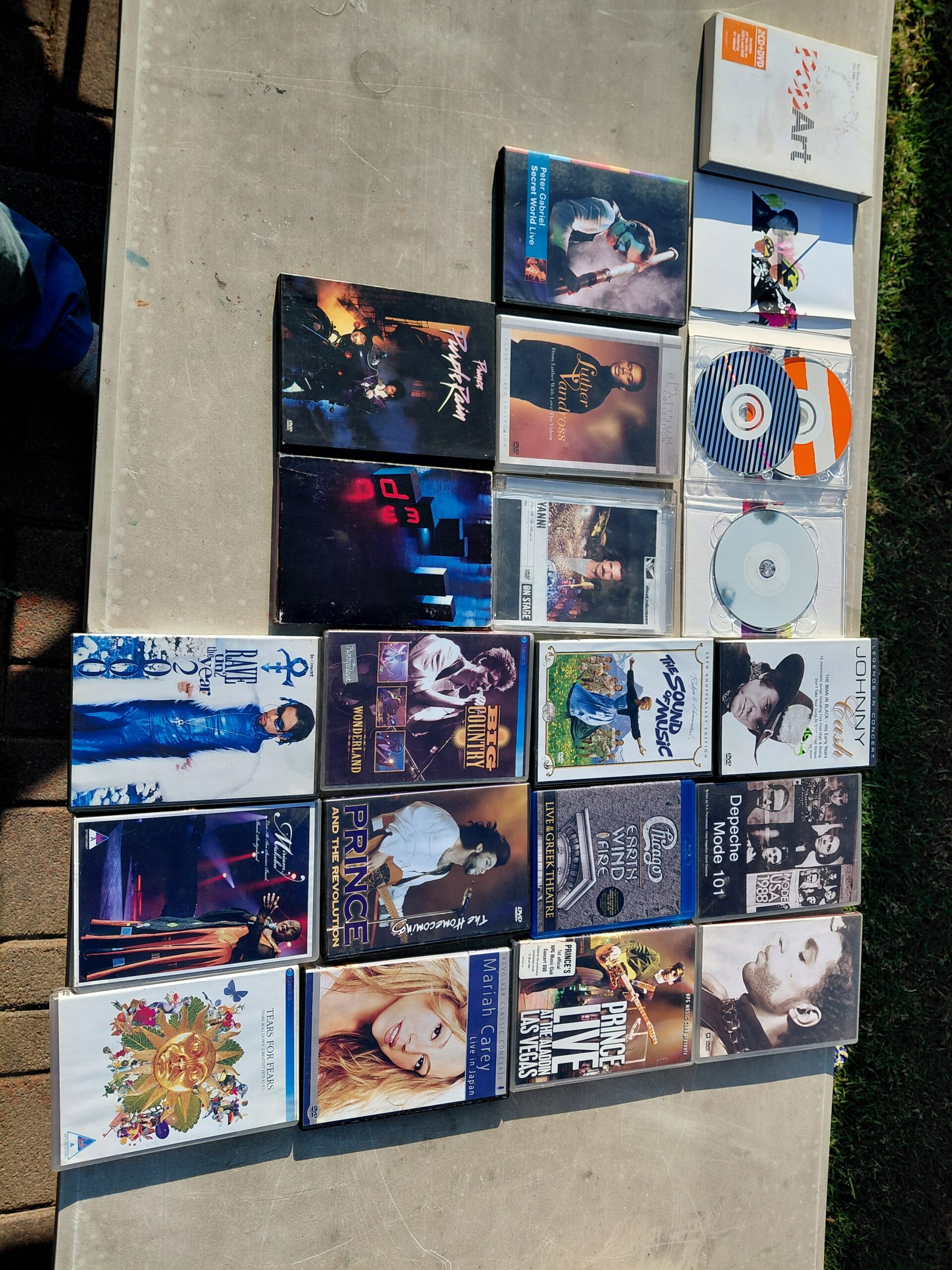 Mixed lot of ~20 English DVDs & Blu-rays — music concerts and movies