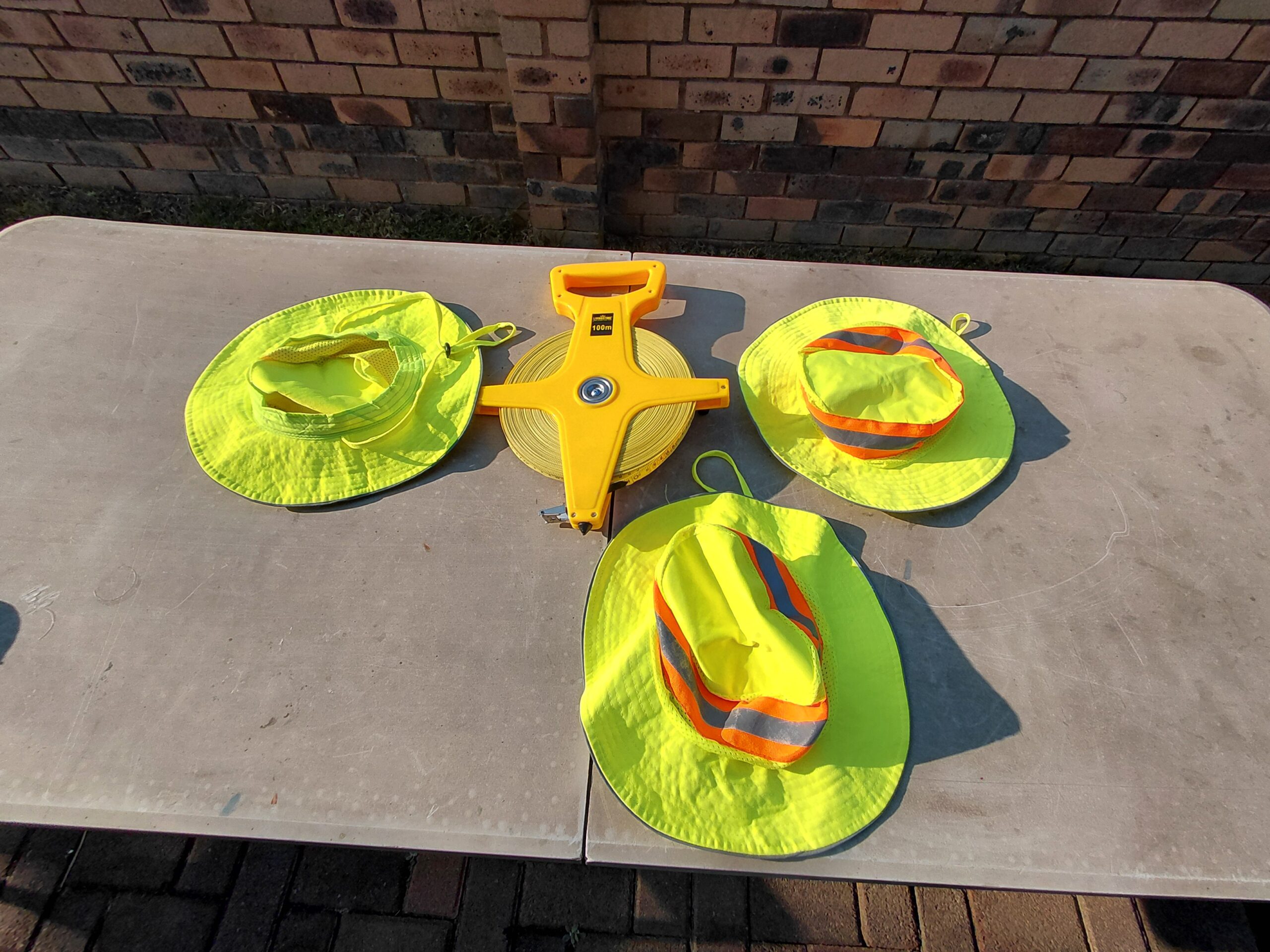 Open-Reel 100m Measuring Tape with 3 High-Visibility Bucket Hats (Lot of 4)