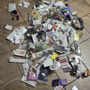 Mixed Lot of Hair & Fashion Accessories — Packaged and Loose Items (50–100 pcs approx.)