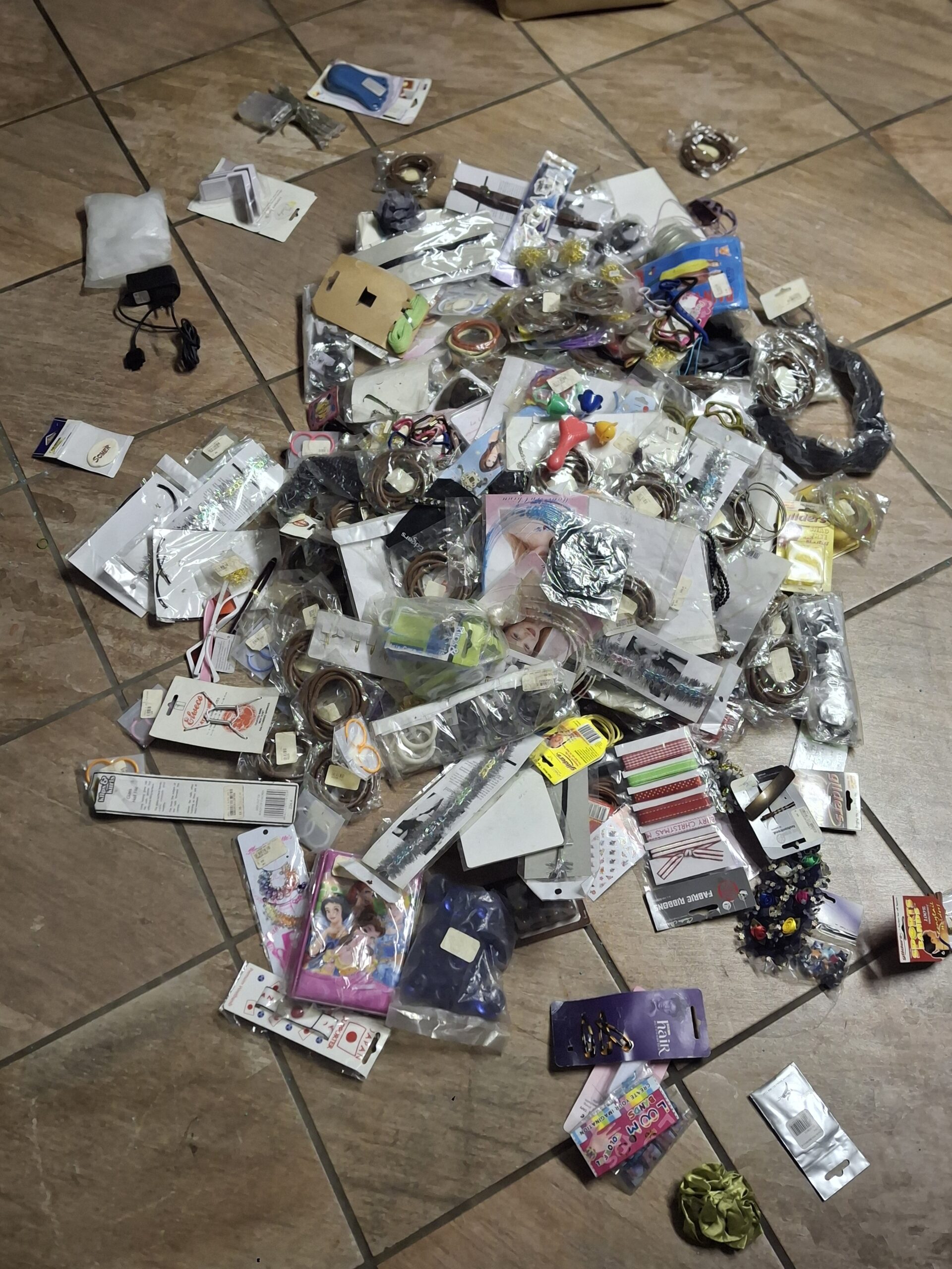 Mixed Lot of Hair & Fashion Accessories — Packaged and Loose Items (50–100 pcs approx.)