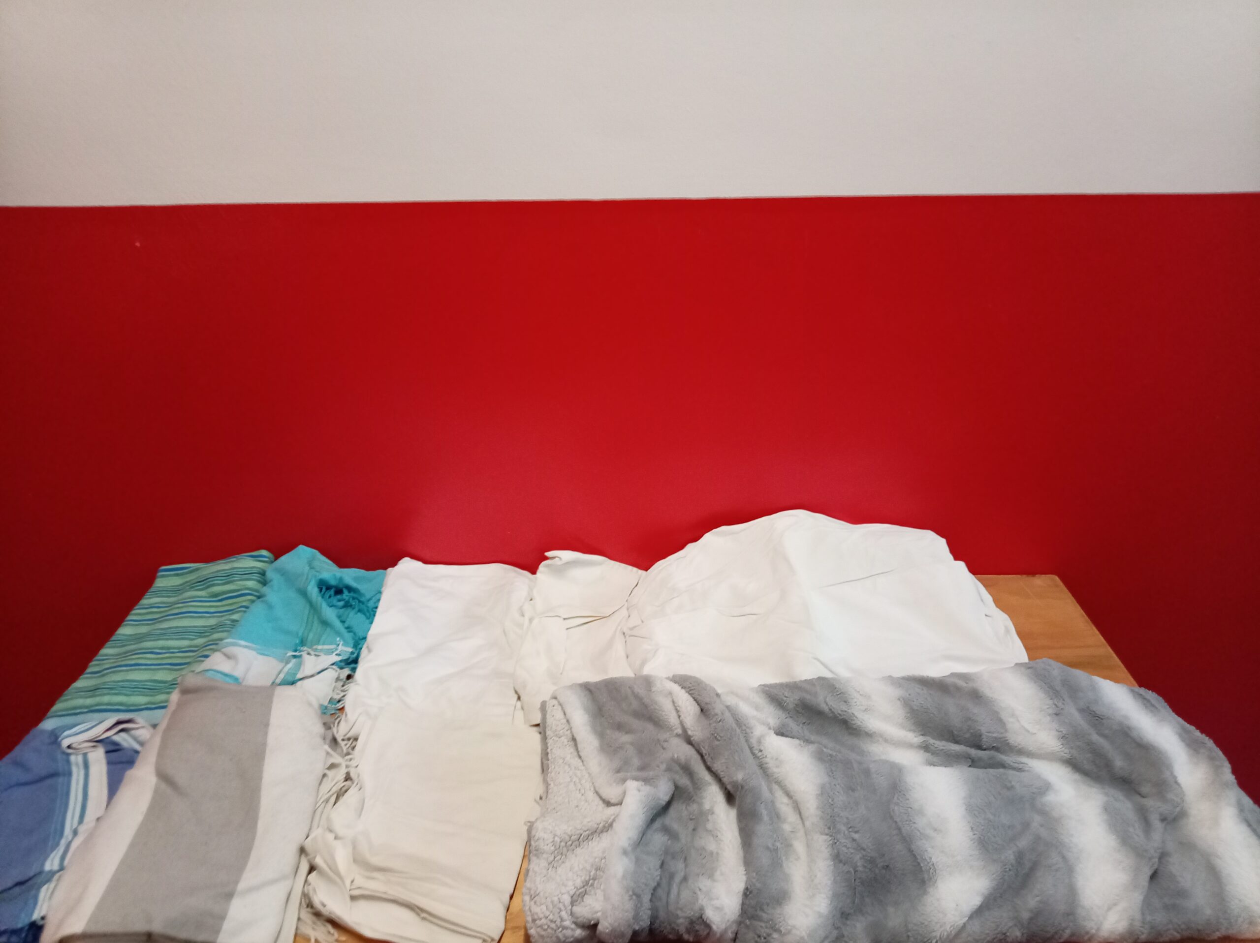 Mixed Lot of Linen & Blankets — Approx. 6–7 Pieces, Grey & Cream