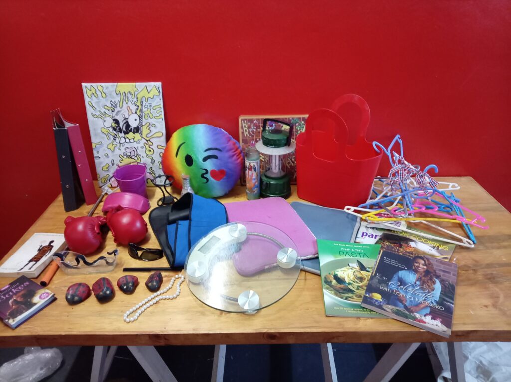 Mixed lot of household odds & ends — approx. 20 pieces