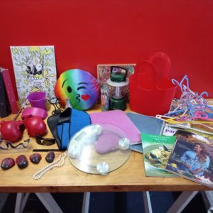 Mixed lot of household odds & ends — approx. 20 pieces
