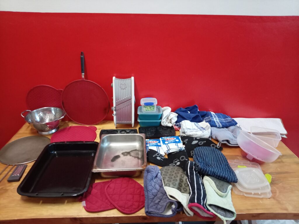 Mixed lot of kitchen & baking ware — approx. 30–40 pieces