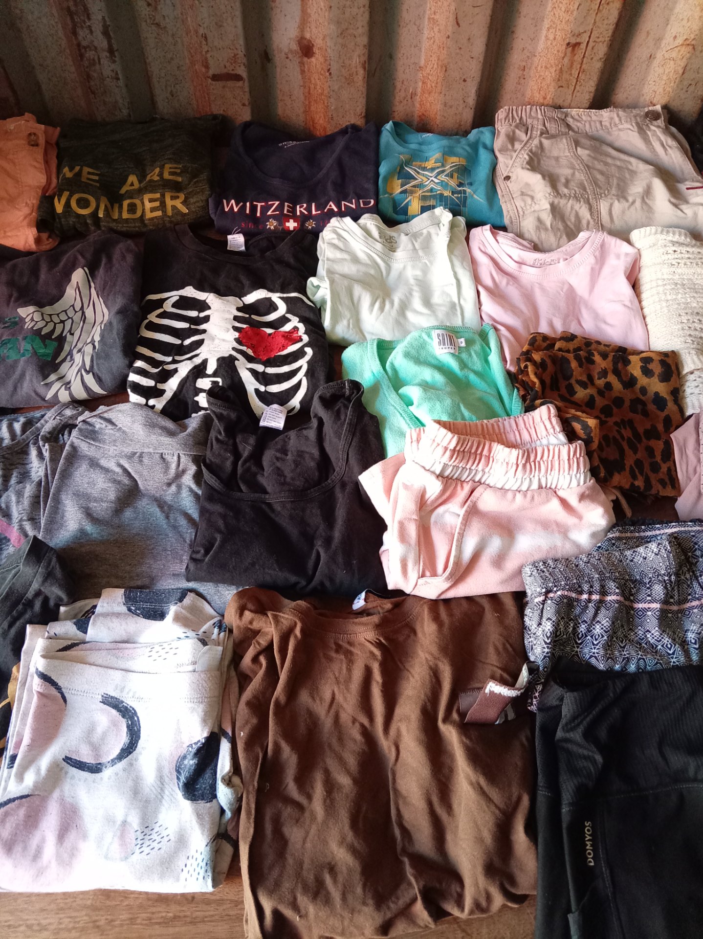 Bulk Lot of 30–40 Assorted Children’s & Women’s Clothing – Mixed Sizes & Styles