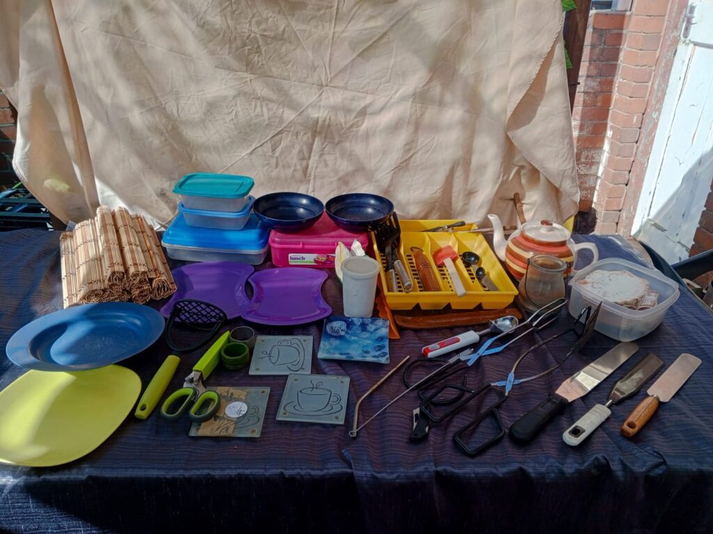Mixed Kitchenware Lot – Approx. 20–30 Pieces, Assorted Plates, Bowls & Utensils