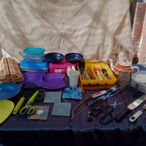 Mixed Kitchenware Lot – Approx. 20–30 Pieces, Assorted Plates, Bowls & Utensils