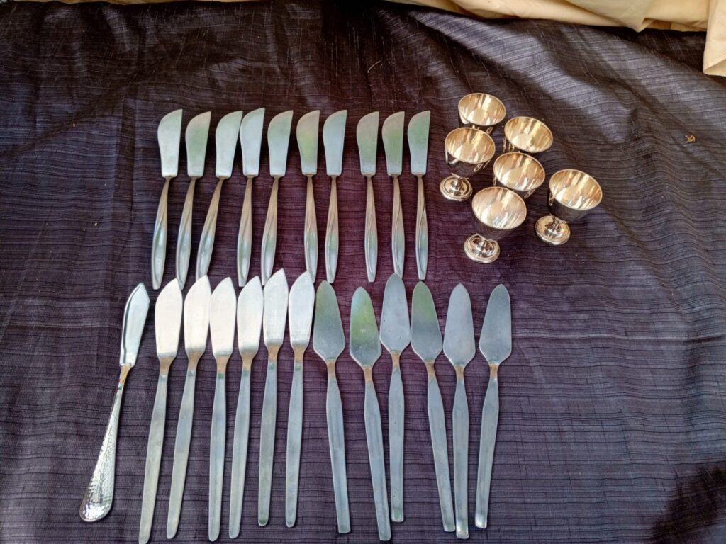 Mixed Lot: Curved Fish Knives, Spreader Knives and 6 Egg Cups (Metal Cutlery)