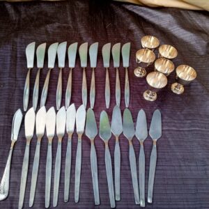 Mixed Lot: Curved Fish Knives, Spreader Knives and 6 Egg Cups (Metal Cutlery)