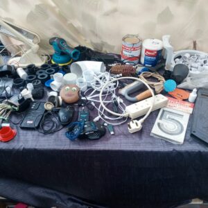 Mixed lot: electrical & plumbing parts, small tools and two paint cans (20–50pcs)