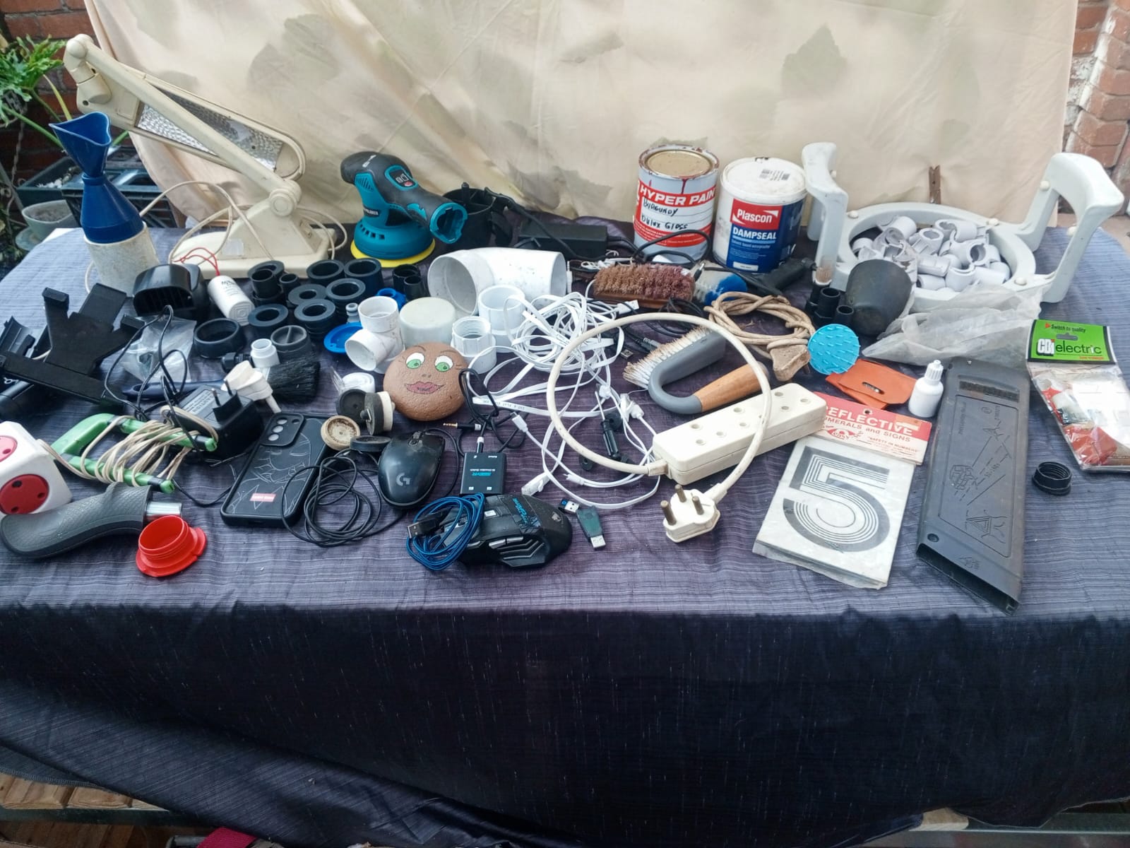 Mixed lot: electrical & plumbing parts, small tools and two paint cans (20–50pcs)