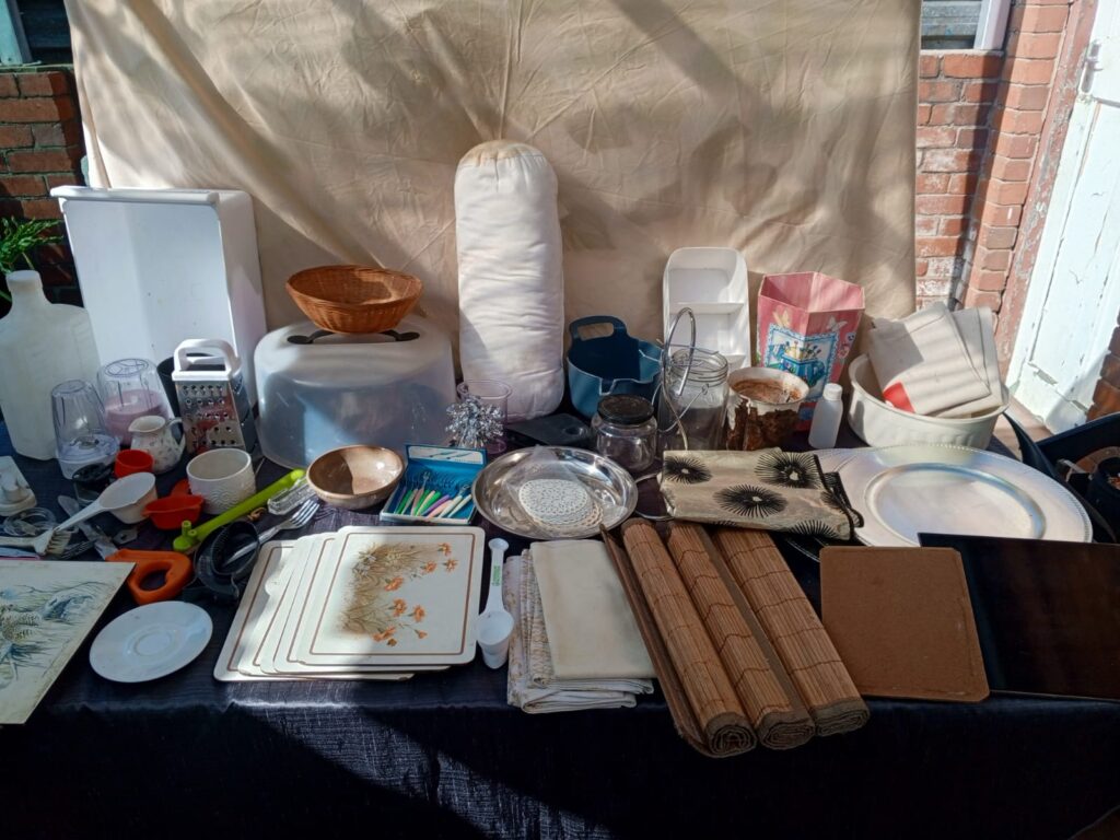 Mixed Kitchen & Household Lot — approx. 30 pieces
