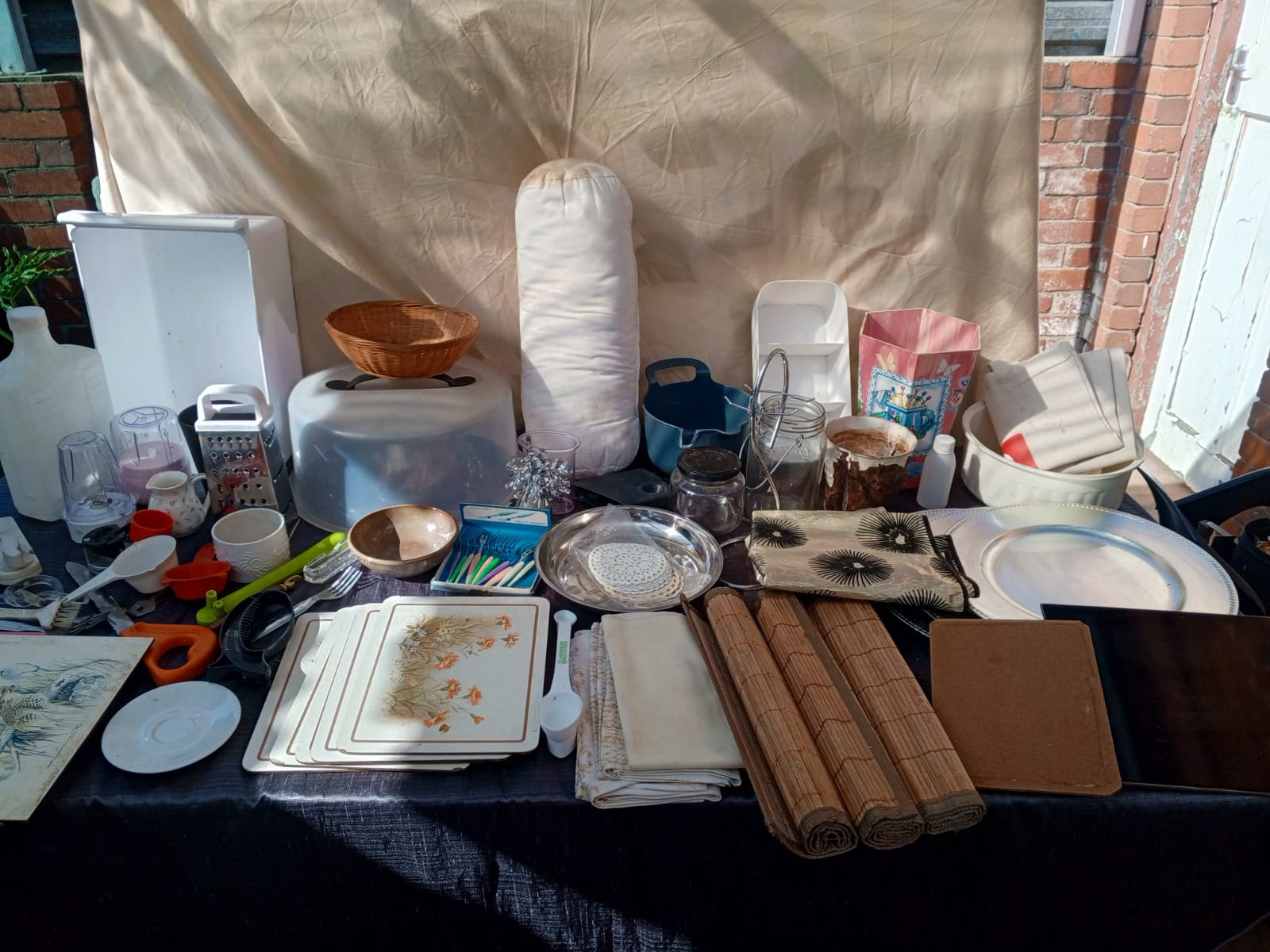 Mixed Kitchen & Household Lot — approx. 30 pieces