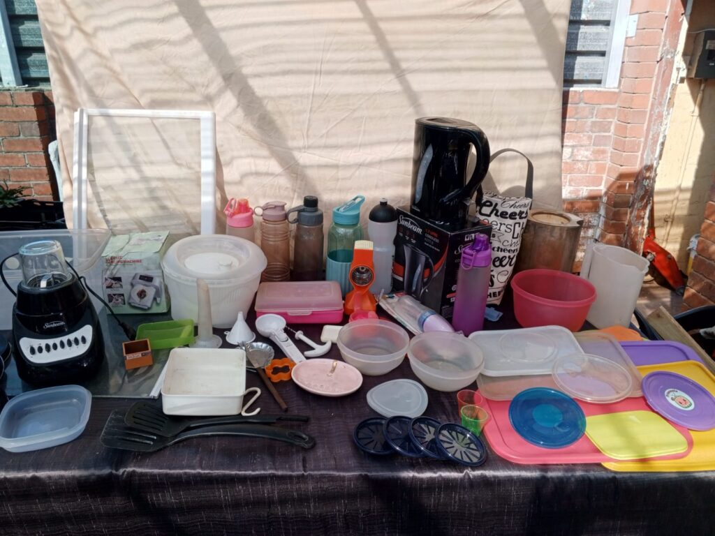 Mixed Kitchen Lot – Sunbeam Kettle, Blender, Dumpling Machine & Assorted Kitchenware (20–40 pcs