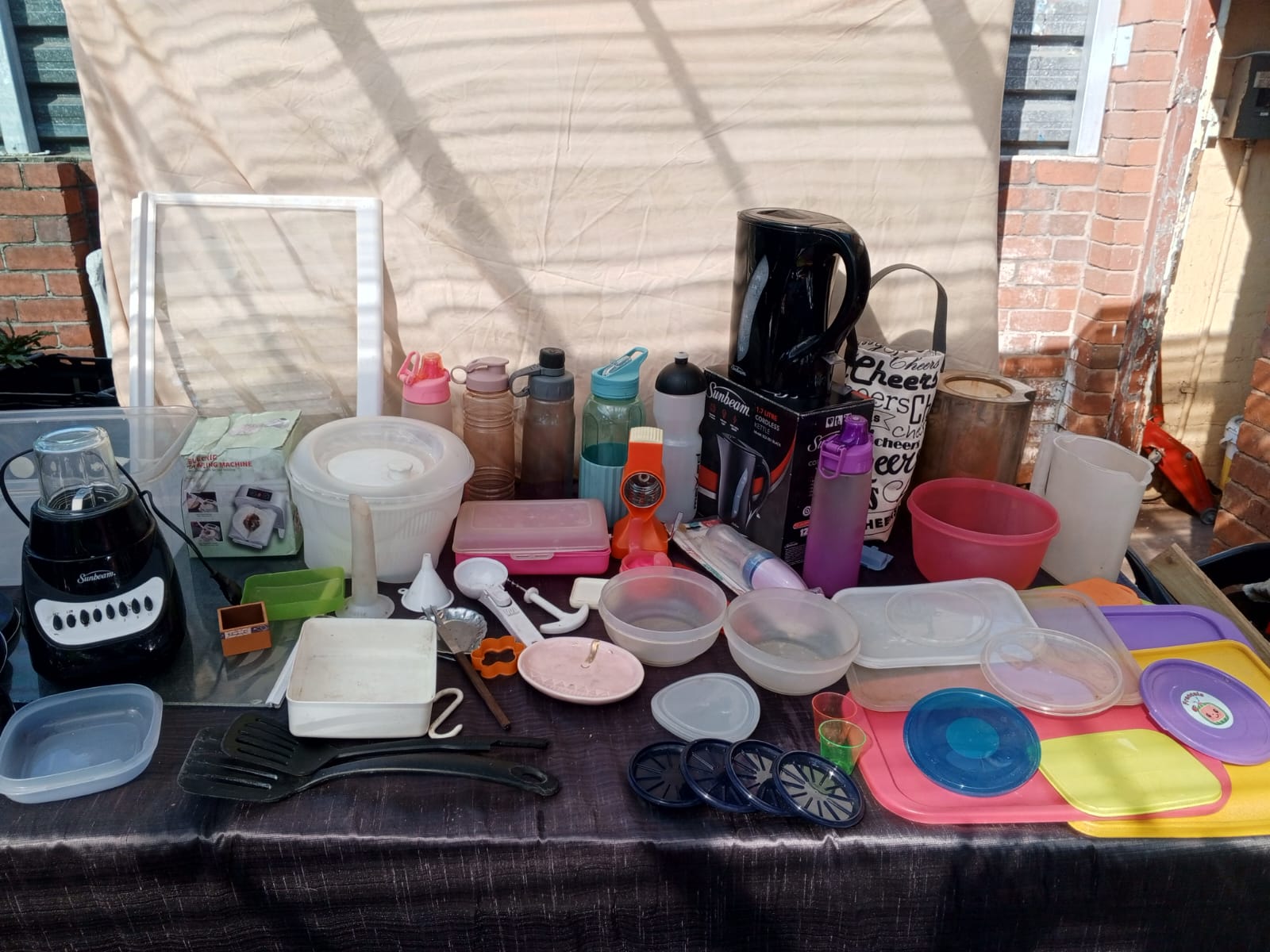 Mixed Kitchen Lot – Sunbeam Kettle, Blender, Dumpling Machine & Assorted Kitchenware (20–40 pcs