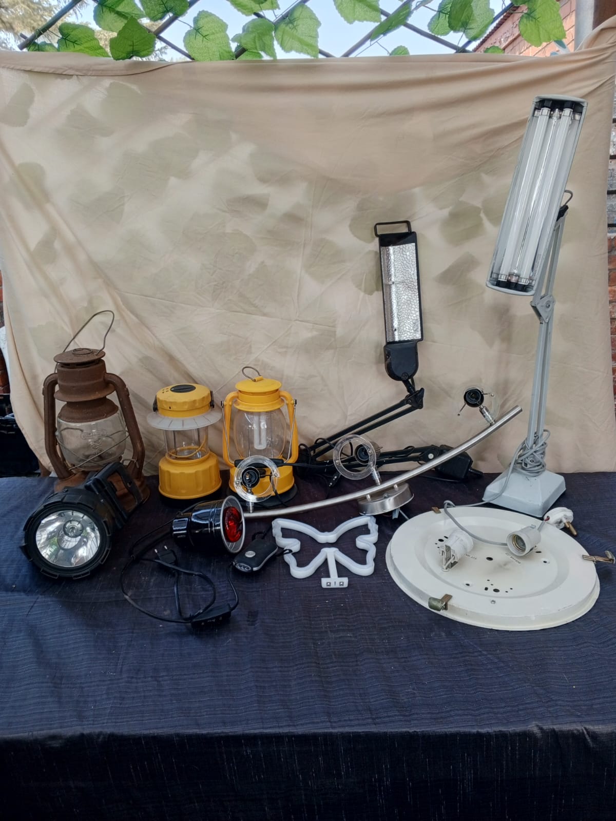 Mixed lot of lanterns, lamps & light fittings (approx. 11 pieces)