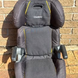 Chelino High-Back Booster Car Seat (15–36kg) — Dark Grey with Yellow Trim