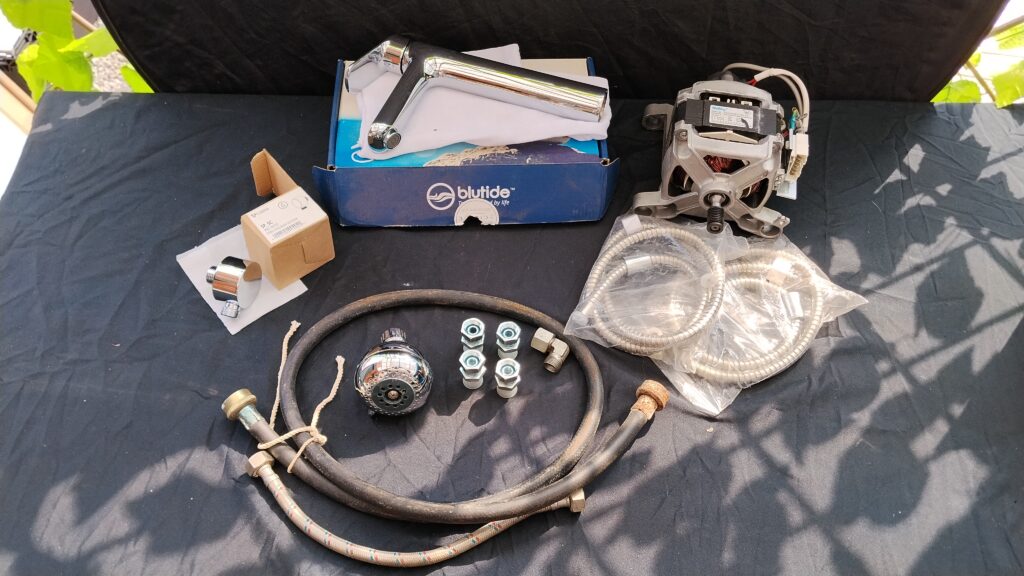 Mixed lot: Welling washing machine motor + boxed bathroom fittings (approx. 12pcs)