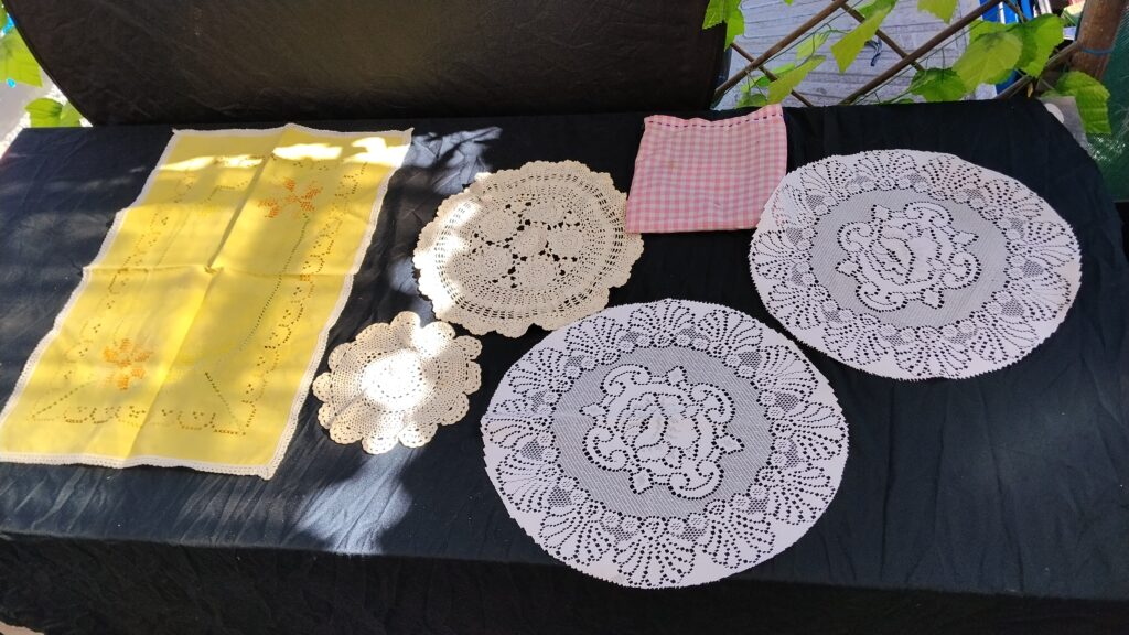 Mixed lot of aprons, table runners, doilies & cloths — 13 pieces (seller-confirmed)