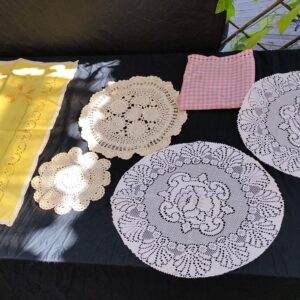 Mixed lot of aprons, table runners, doilies & cloths — 13 pieces (seller-confirmed)