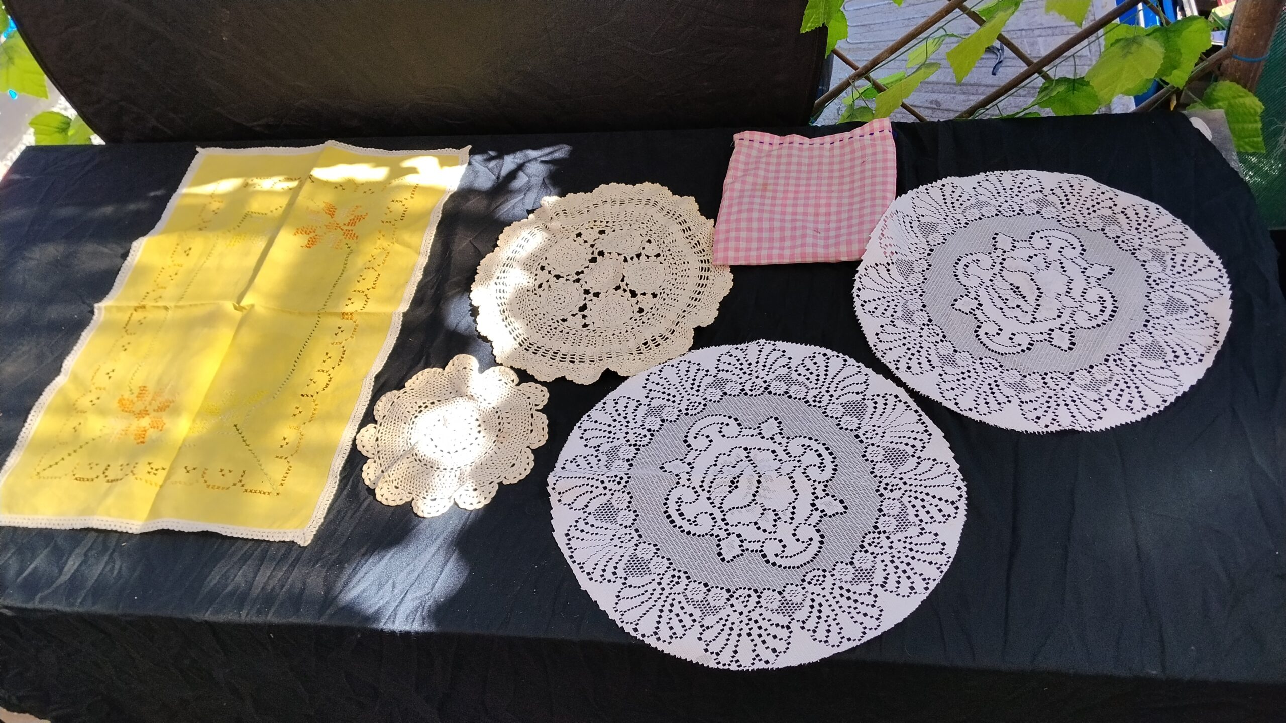 Mixed lot of aprons, table runners, doilies & cloths — 13 pieces (seller-confirmed)