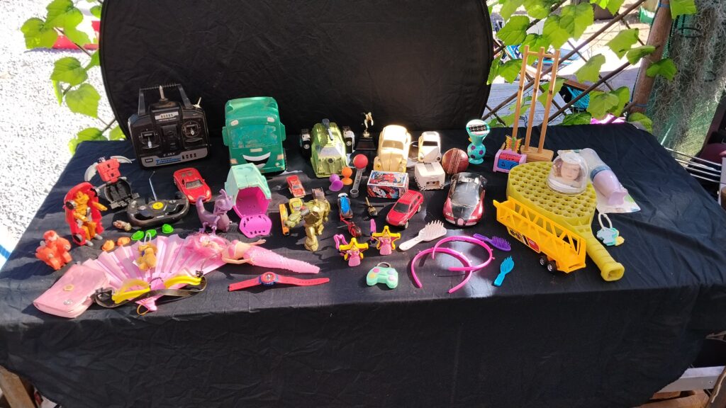 Mixed Lot of Used Children’s Toys – Vehicles, Dolls & Accessories (30–40 pcs)