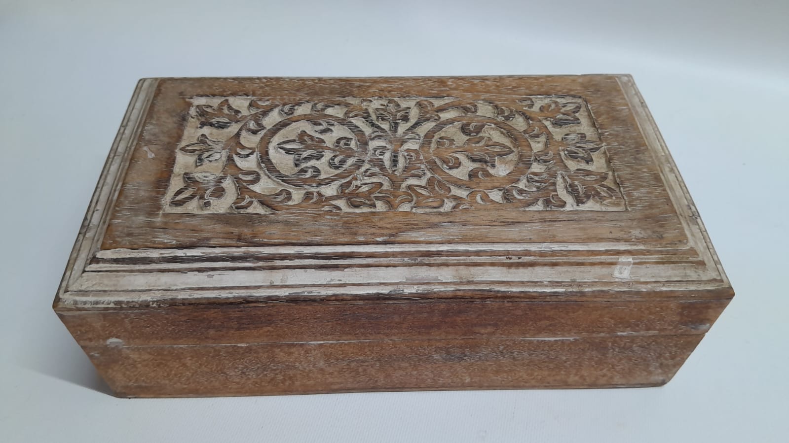 LOT 20 🔥 *UNLOCK YOUR TREASURES!* 💎 This ain't just a box, – it's a *WOODEN VIBE CAVERN* 🌳💖! Handcrafted with a floral design that'll make your jewels POP like a garden in bloom 🌺✨. Store your gems like royalty and vibe like one too! - *Handcrafted wood & floral art* 🛋️ - *Secret keeper for your secrets* 😉 - *Statement piece & storage goals* 💫 Level up your space and treasure game! 😏💥 #WoodenVibes #JewelBoxGoals #FloralFusions