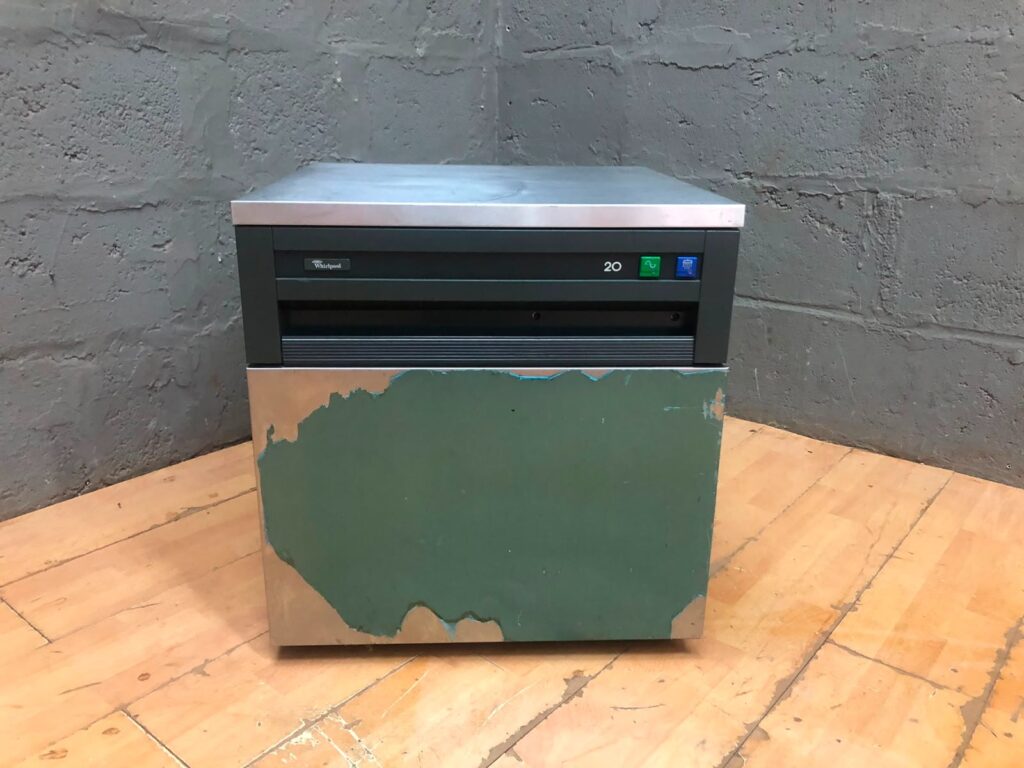 Whirlpool AGH 326/01/G/NE Automatic Ice Maker – Powers on but needs attention