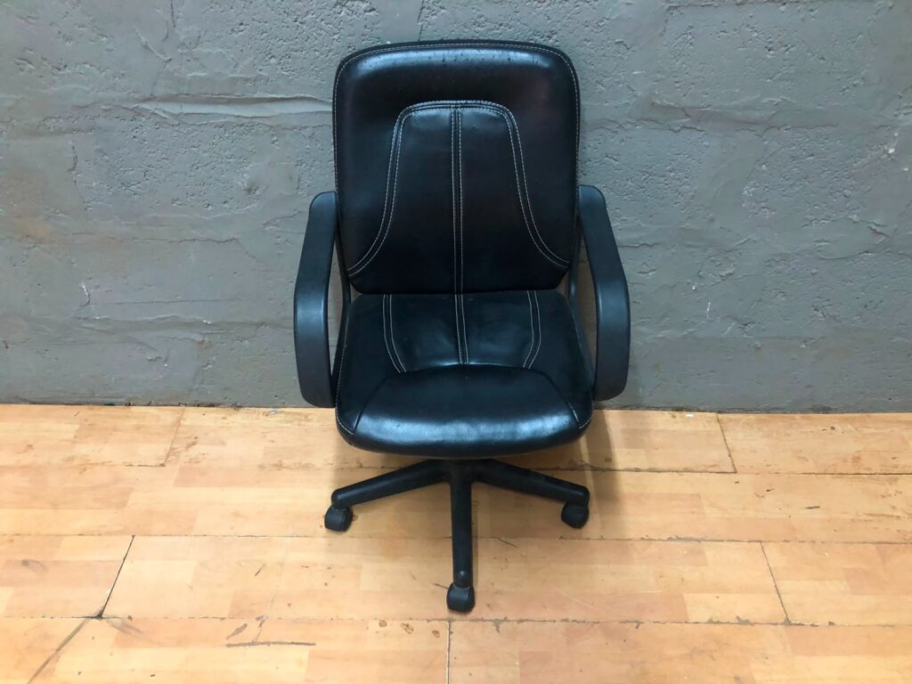 Black Swivel Office Chair – Fair Condition, 93x44x56 cm