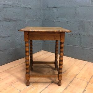 Small Oak Side Table with Turned Legs – Good Condition