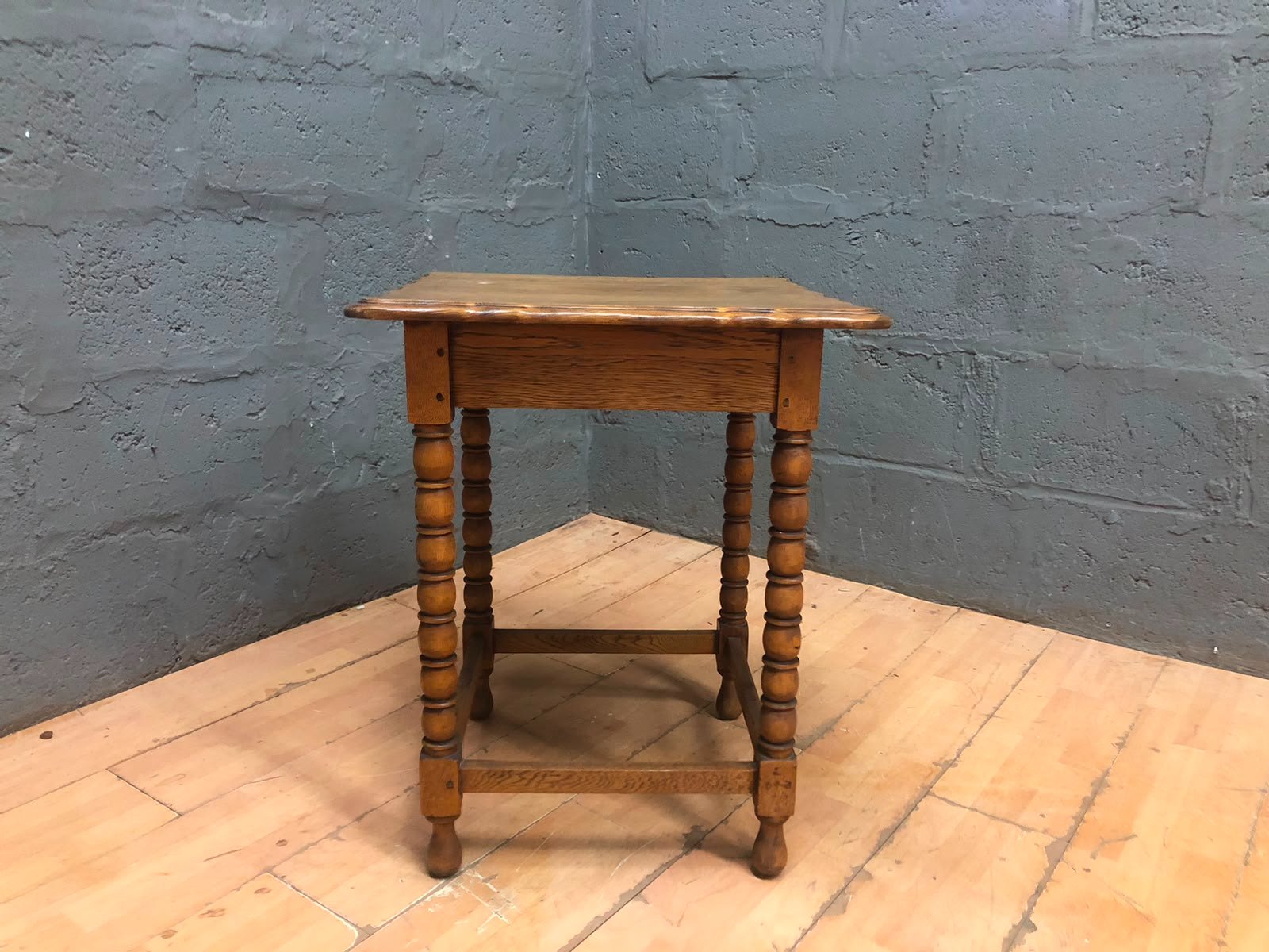 Small Oak Side Table with Turned Legs – Good Condition