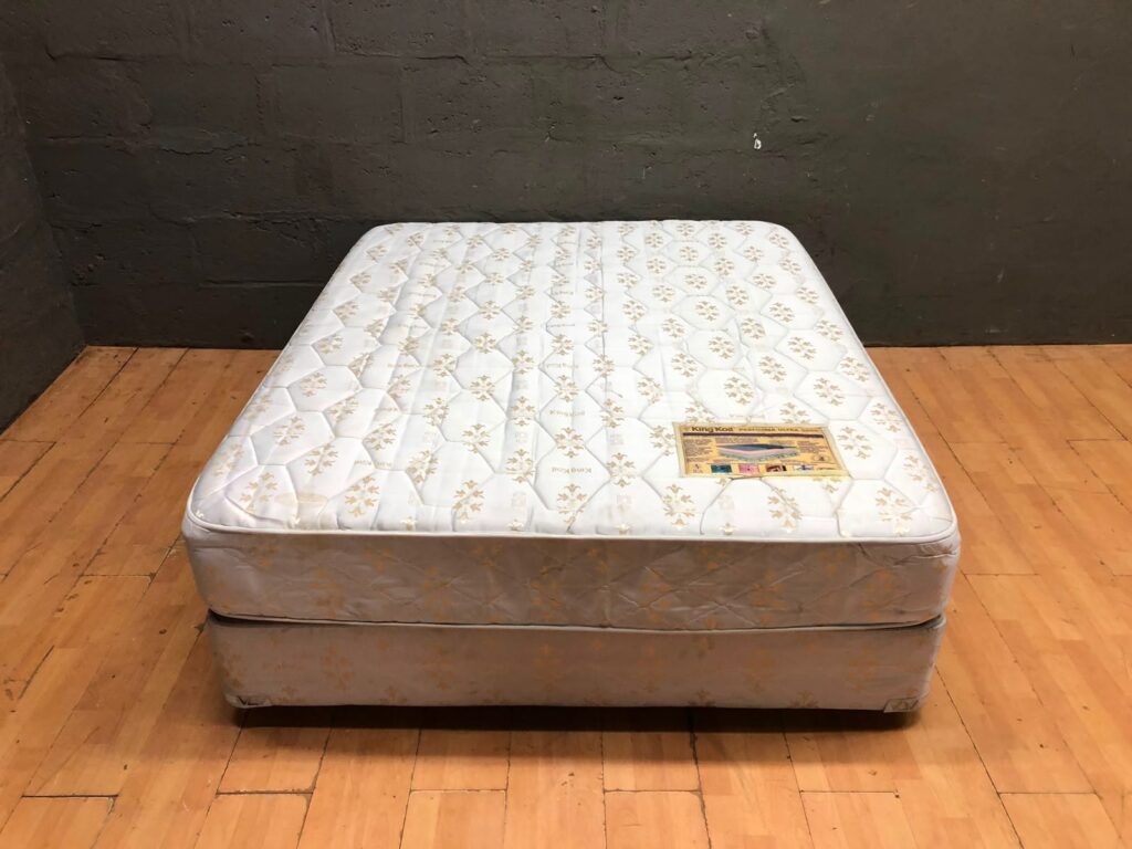 King Koil Performa Ultra 2000 Queen Mattress & Base Set – Good Condition