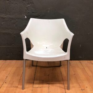 Old Plastic Chair with Metal Legs – Heavy Wear, Needs Attention