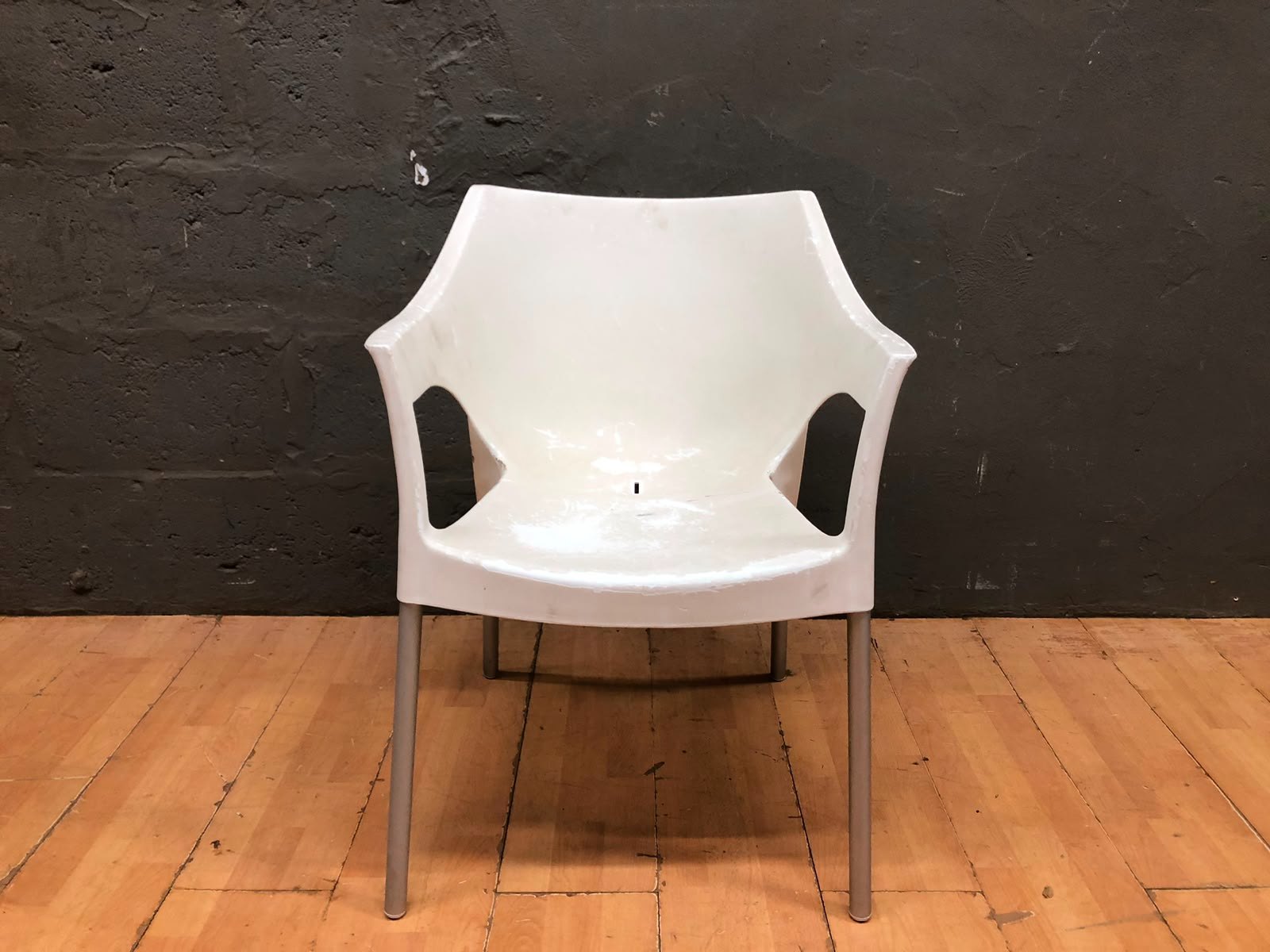 Old Plastic Chair with Metal Legs – Heavy Wear, Needs Attention
