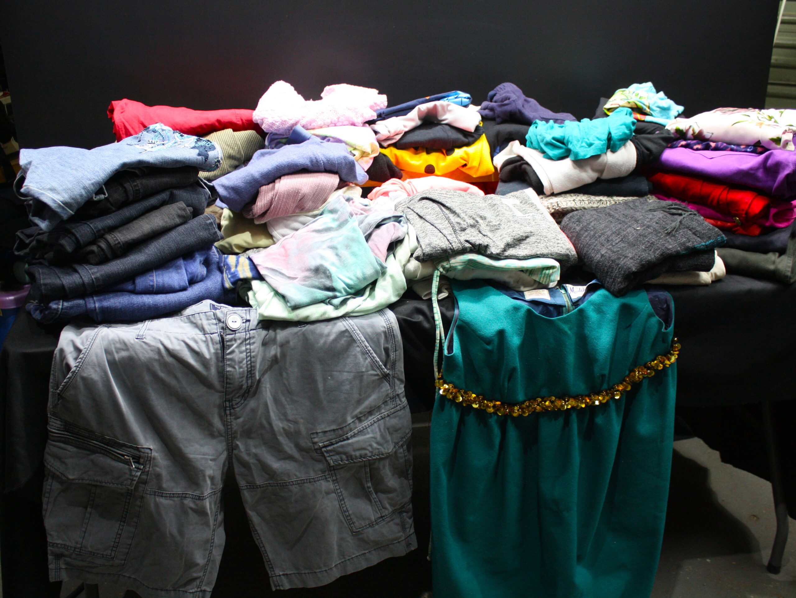 Mixed lot of 25+ used clothing — men’s, women’s & children’s (folded assortment)