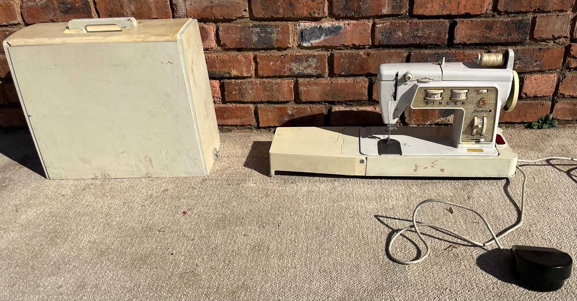 Singer Magic Bobbin Deluxe Model 620U Sewing Machine with Case – Turns On, Needs Attention