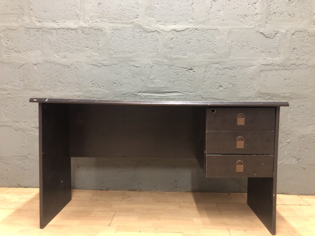Used Office Desk with Three Right-Side Drawers, 140 x 60 x 75 cm