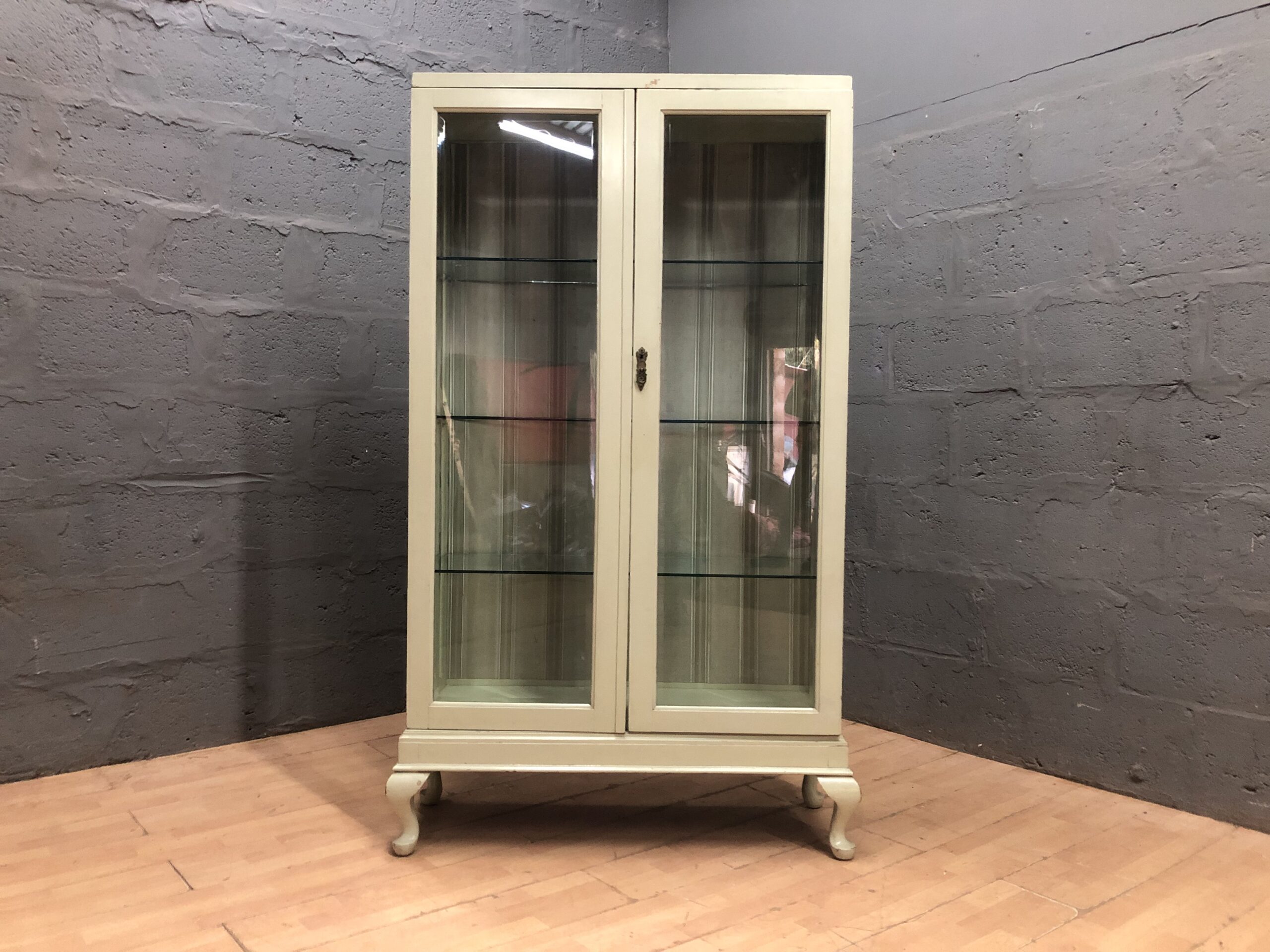 Cream Glass-Front Display Cabinet with 3 Glass Shelves — 36 x 104 x 176 cm