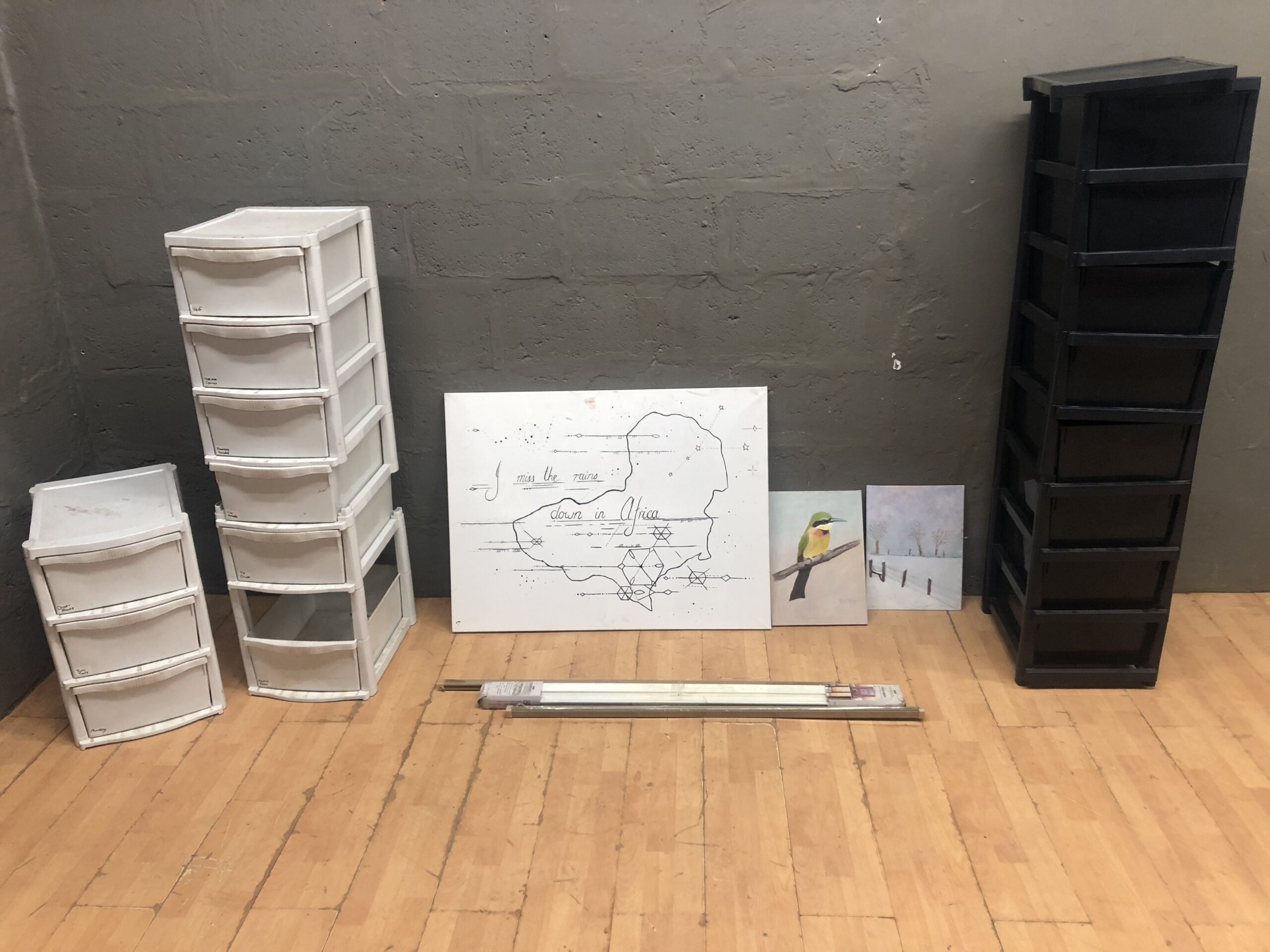 Mixed lot: 3 plastic drawer towers, 3 canvases & packaged long light (7pcs)
