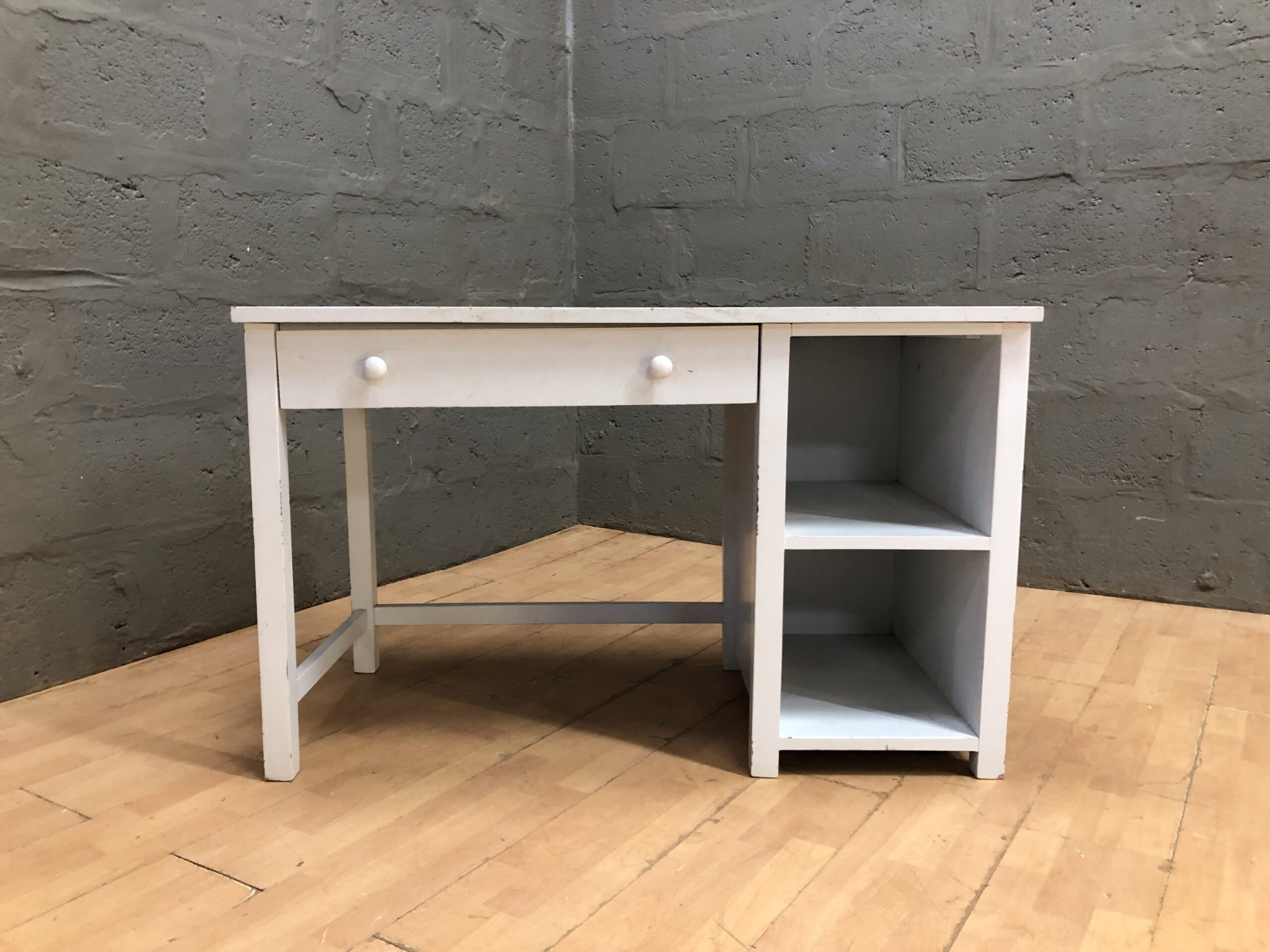 White Desk with Front Drawer & Right Shelves — 60 x 120 x 76 cm