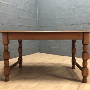 Medium-Brown Low Wooden Coffee Table with Turned Legs (90 x 151 x 96 cm)