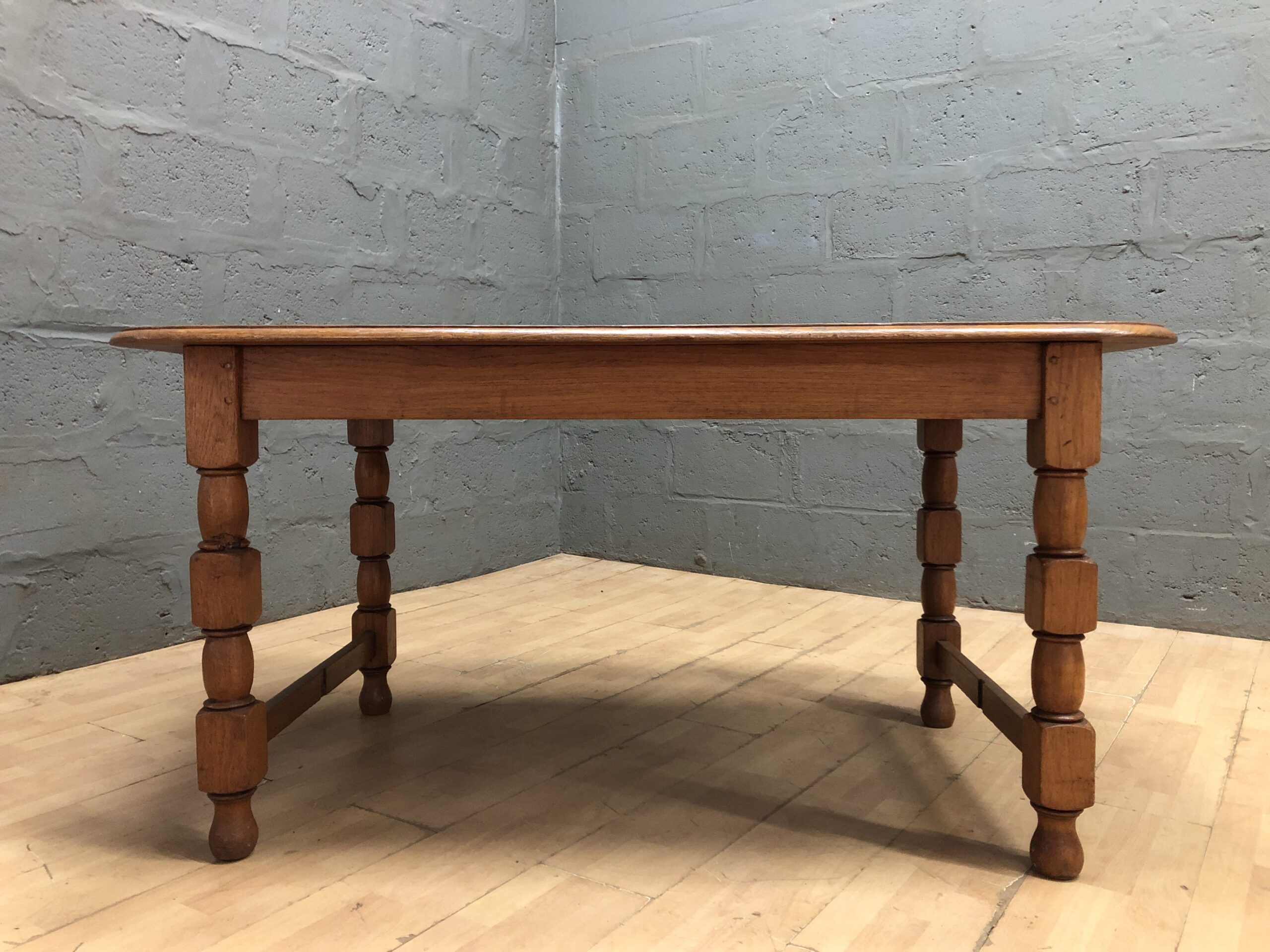 Medium-Brown Low Wooden Coffee Table with Turned Legs (90 x 151 x 96 cm)