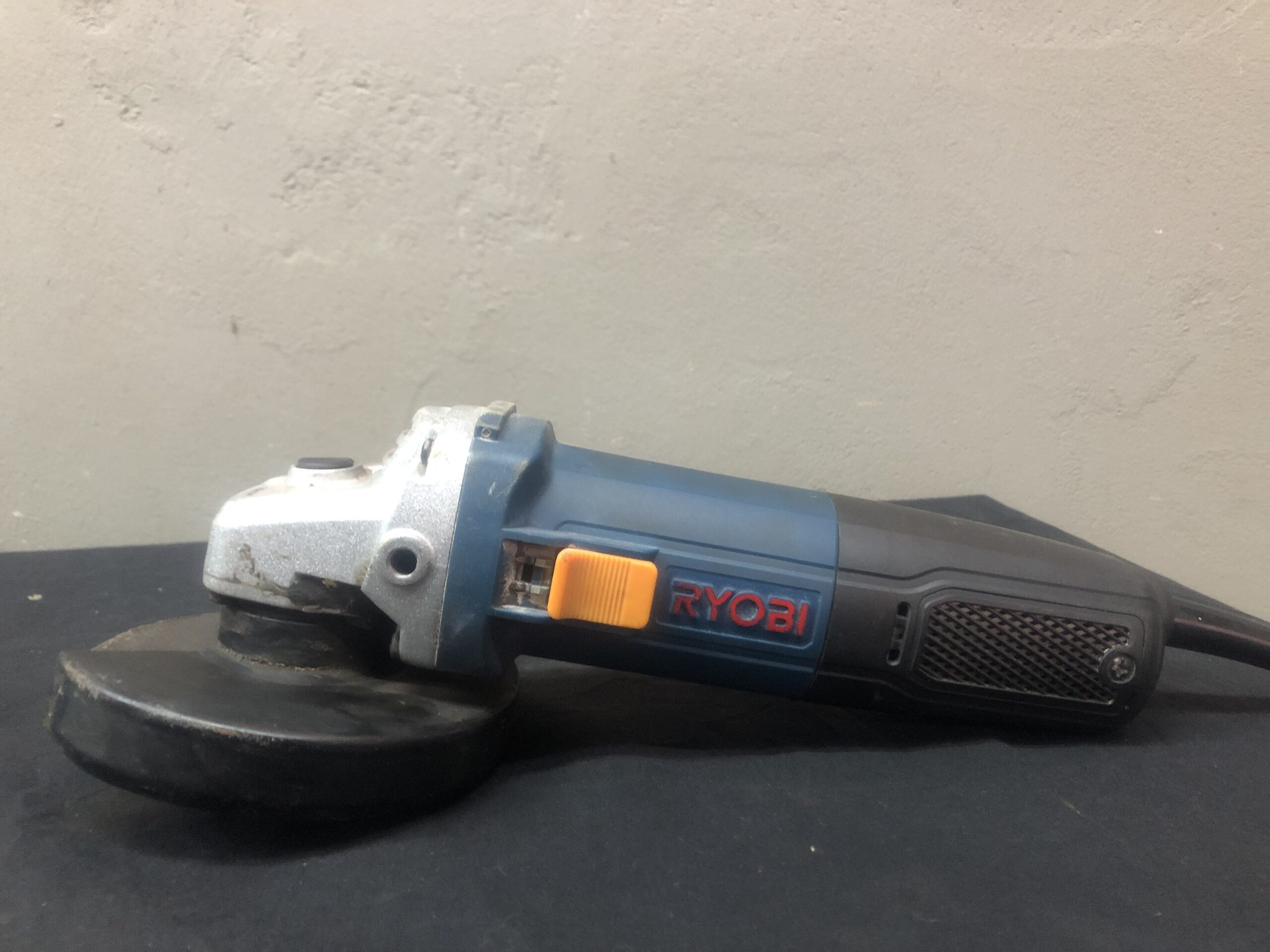 Ryobi G-915 Angle Grinder (Ø115mm) — Single Unit, Guard & Disc, Missing Side Handle