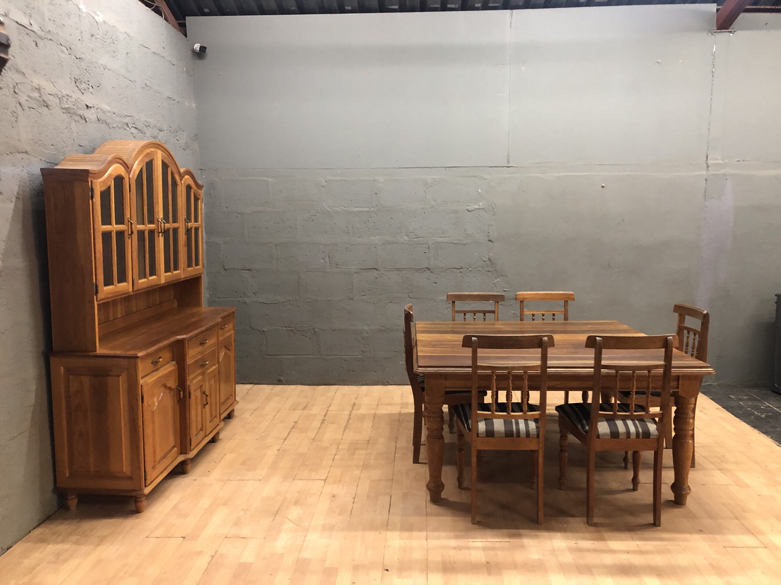 8-Piece Dining Set: Table, 6 Chairs & Hutch / Sideboard — Medium Brown Wood Tone