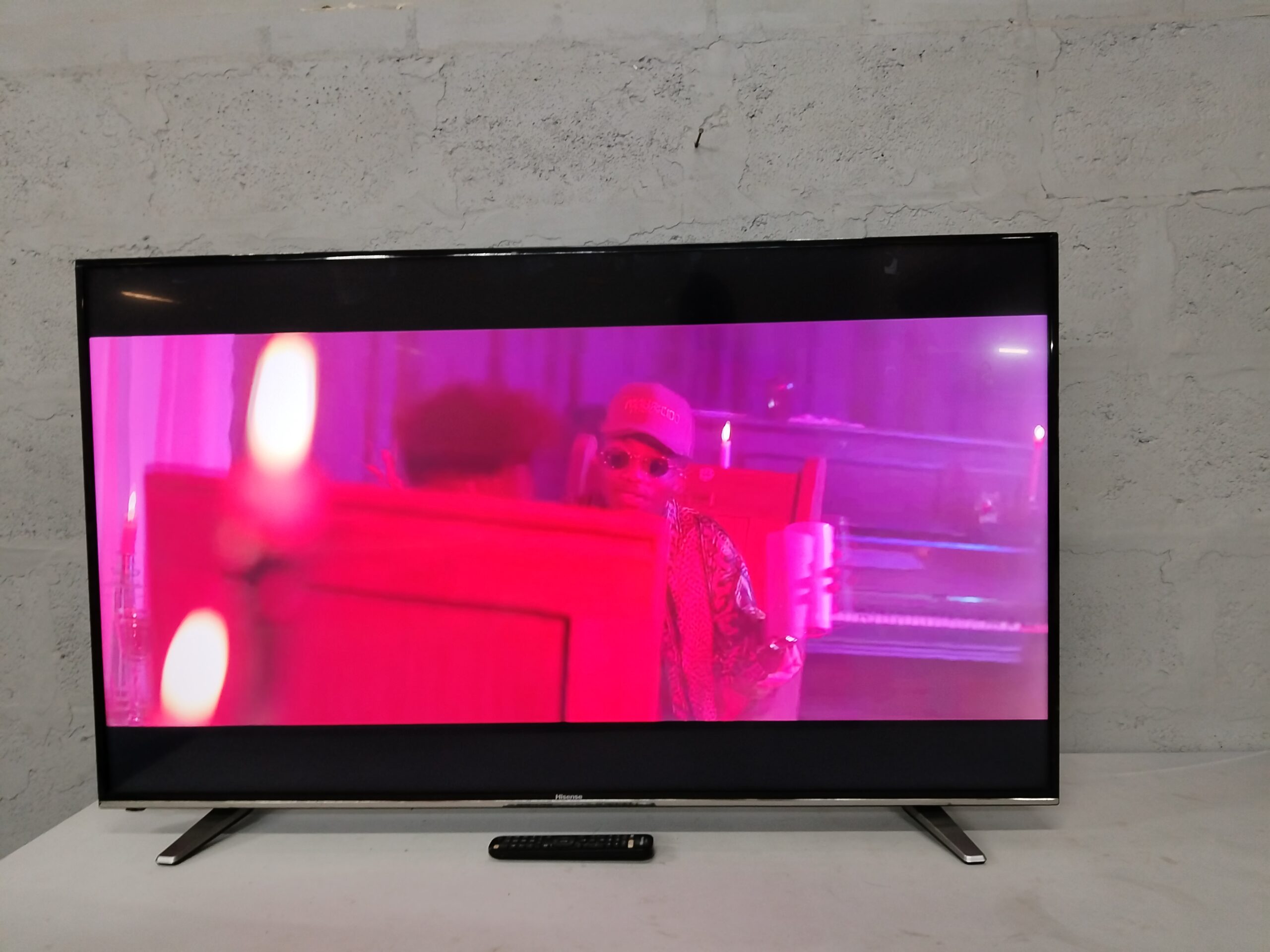 Hisense 55″ LED TV (Model 55K3300UW) – Screen Shown Powering On, Remote & Stands Included