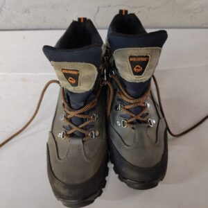 Pair of Wolverine men's hiking/work boots, USA 8M (UK 6 / EUR 39)